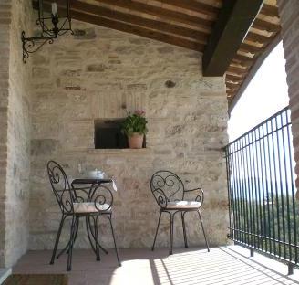 La loggia con forno a legna e lingresso agli appartamenti della loggia e del lago
